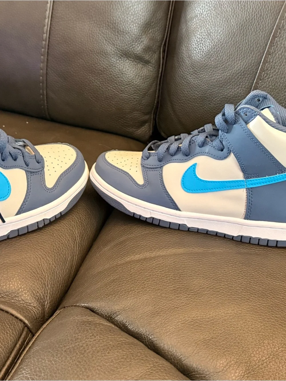 Nike Dunk High Youth Size 5 Light Bone/Blue Lightning brand new half box no lid